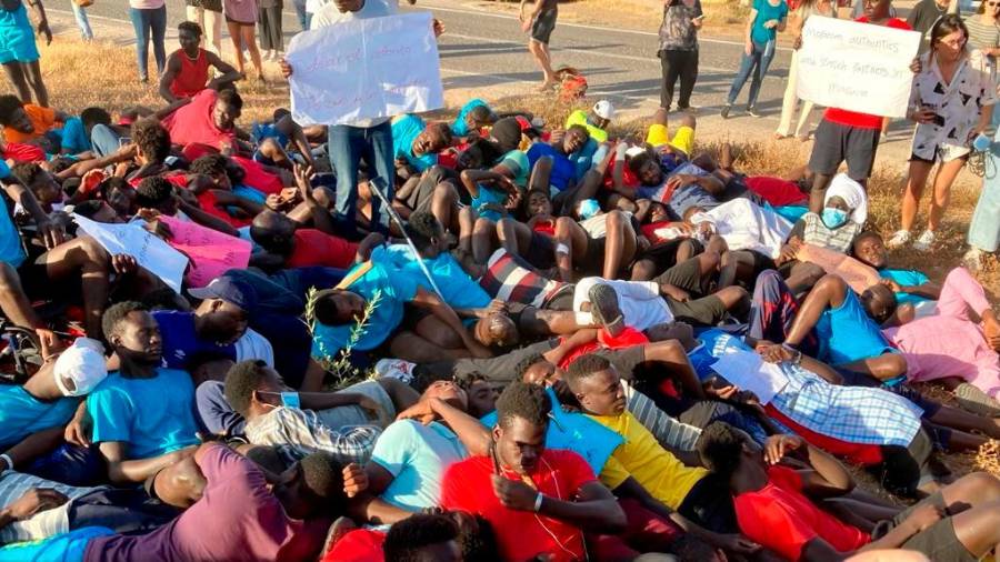 <i>Colectivops de migrantes se concentraron tras lo hechos en la valla para protestar. / Archivo Europa Press.</i> <i>Colectivops de migrantes se concentraron tras lo hechos en la valla para protestar. / Archivo Europa Press.</i>