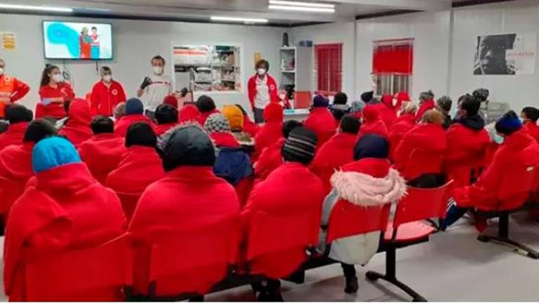 Cruz Roja atiende a 148 personas ocupantes de pateras en el puerto de Almería Cruz Roja atiende a 148 personas ocupantes de pateras en el puerto de Almería