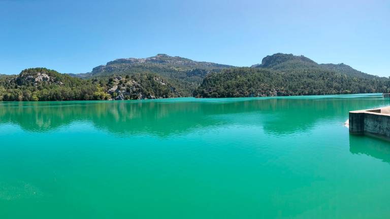 El espectáculo del embalse del Aguascebas al 100,2%