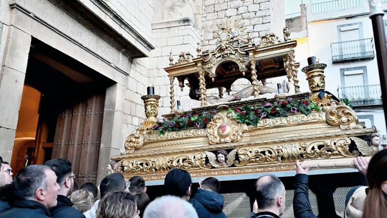 El cielo se abre para dejar paso al Santo Sepulcro El cielo se abre para dejar paso al Santo Sepulcro