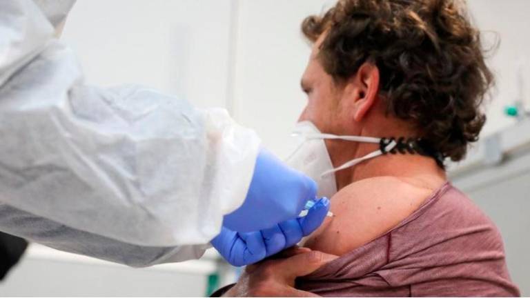 Andalucía adelanta la segunda dosis de AstraZeneca a diez semanas tras el primer pinchazo Andalucía adelanta la segunda dosis de AstraZeneca a diez semanas tras el primer pinchazo