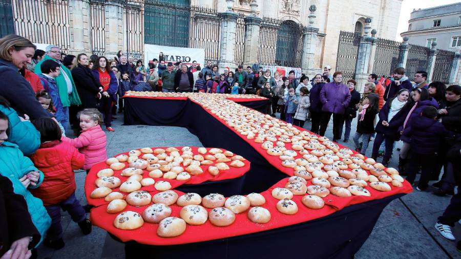 <i>Ochíos sobre la mesa en forma de ‘J’ de Diario JAÉN, en la celebración de 2014.</i> <i>Ochíos sobre la mesa en forma de ‘J’ de Diario JAÉN, en la celebración de 2014.</i>