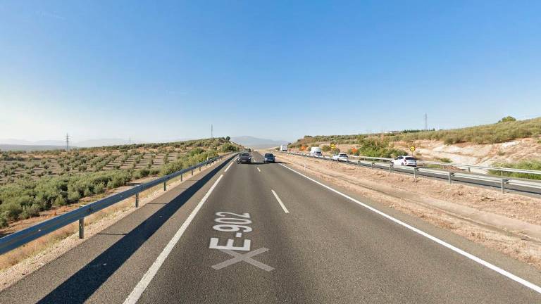 Muere el conductor de un camión tras salirse de la vía en Mengíbar Muere el conductor de un camión tras salirse de la vía en Mengíbar