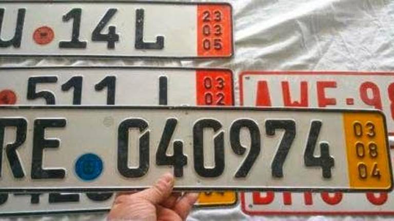 Interceptan un coche con placas caducadas Interceptan un coche con placas caducadas