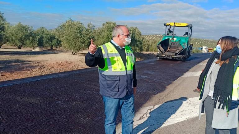 Mejora en el asfaltado de la entrada a Jaén por la carretera de Fuerte del Rey Mejora en el asfaltado de la entrada a Jaén por la carretera de Fuerte del Rey