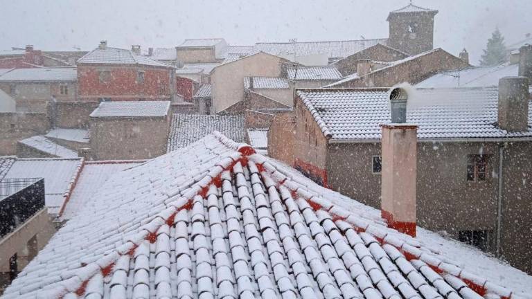 La nieve y la primavera se “abrazan” en Santiago de la Espada La nieve y la primavera se “abrazan” en Santiago de la Espada