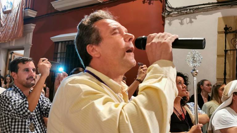 Dos vecinos, ‘Reina de reyes’ y el Nazareno de Lopera Dos vecinos, ‘Reina de reyes’ y el Nazareno de Lopera