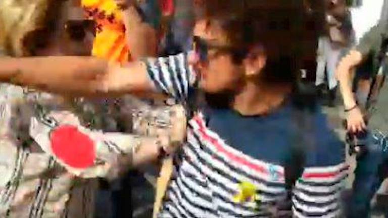 Agresión a una mujer con una bandera española en las protestas de Tarragona
