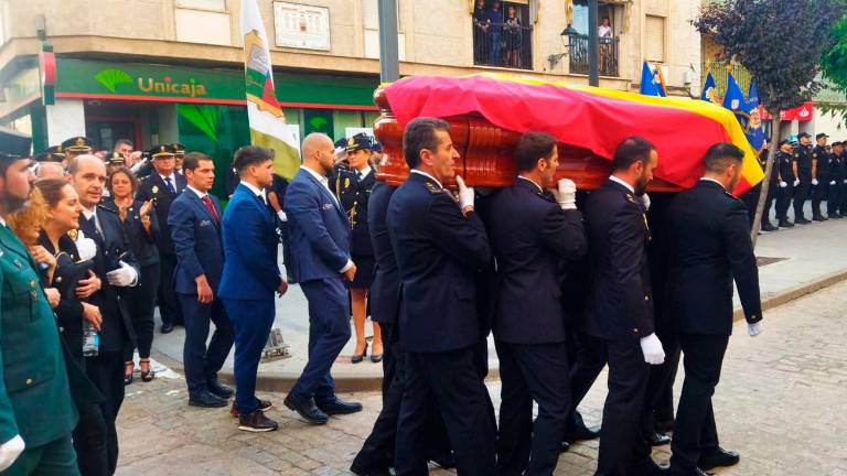 Marmolejo honra a su vecino y la Policía Nacional despide con honores a su agente Juan José Lara Egea Marmolejo honra a su vecino y la Policía Nacional despide con honores a su agente Juan José Lara Egea