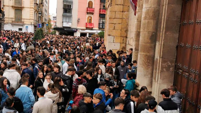 La plaza de San Ildefonso llena, ante la espera de la decisión de la Vera Cruz.