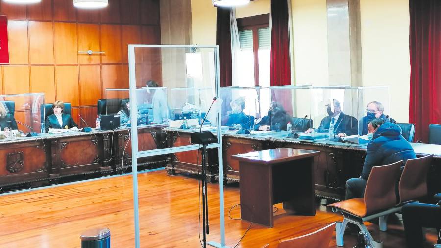 <i>El acusado sentado junto a los letrados y la fiscal, antes de empezar el juicio.</i> <i>El acusado sentado junto a los letrados y la fiscal, antes de empezar el juicio.</i>