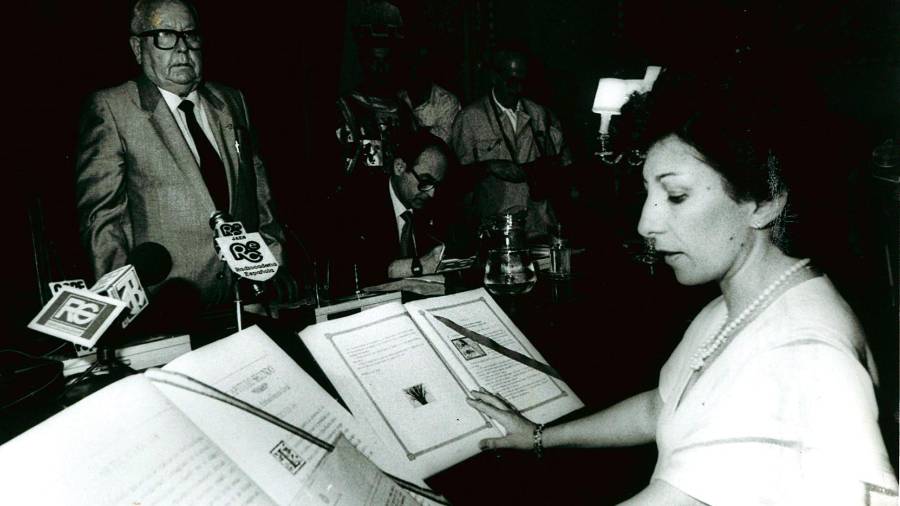 <i><b>1987</b></i><i>. Cristina Nestares jura como concejal.</i> $!<i><b>1987</b></i><i>. Cristina Nestares jura como concejal.</i>