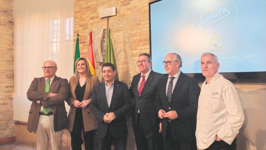 <i>Manuel Parras, Lola Marín, Francisco Reyes, Juan Luis Salcedo, Jesús Estrella y Pedro Salcedo, tras la presentación.</i> <i>Manuel Parras, Lola Marín, Francisco Reyes, Juan Luis Salcedo, Jesús Estrella y Pedro Salcedo, tras la presentación.</i>