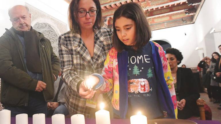 La luz de las velas recuerda a las víctimas del Holocausto La luz de las velas recuerda a las víctimas del Holocausto