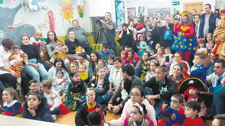 Puesta de largo carnavalesca en la Escuela Virgen del Pilar