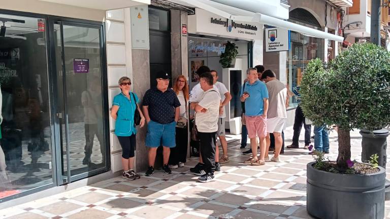 Gran ambiente en la tienda del Real Jaén para comprar una entrada para el partido de vuelta Gran ambiente en la tienda del Real Jaén para comprar una entrada para el partido de vuelta