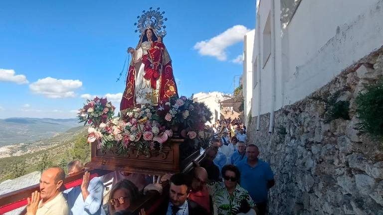 Segura de la Sierra se emociona con la Virgen del Rosario Segura de la Sierra se emociona con la Virgen del Rosario