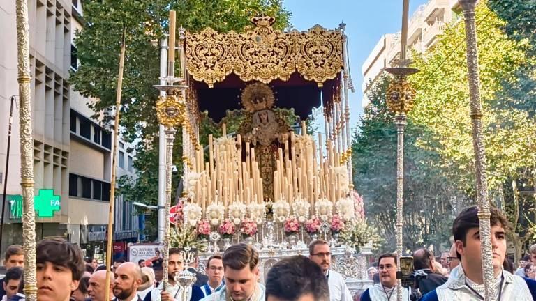 Extraordinaria deslumbrante de la Virgen de la Amargura Extraordinaria deslumbrante de la Virgen de la Amargura