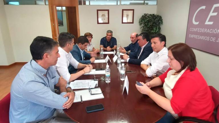 La Diputación comparte con los agentes sociales las nuevas líneas de ayuda de empleo intensivo La Diputación comparte con los agentes sociales las nuevas líneas de ayuda de empleo intensivo