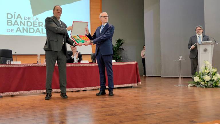 Buen regreso a su Ítaca jiennense de Emilio Lara, con la bandera de Andalucía y de la Universidad Buen regreso a su Ítaca jiennense de Emilio Lara, con la bandera de Andalucía y de la Universidad