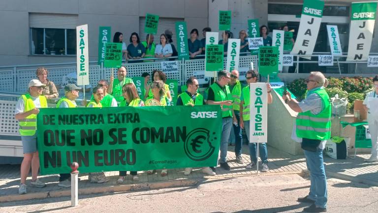 Sanitarios protestan en Jaén para exigir la devolución de sus pagas extraordinarias recortadas Sanitarios protestan en Jaén para exigir la devolución de sus pagas extraordinarias recortadas