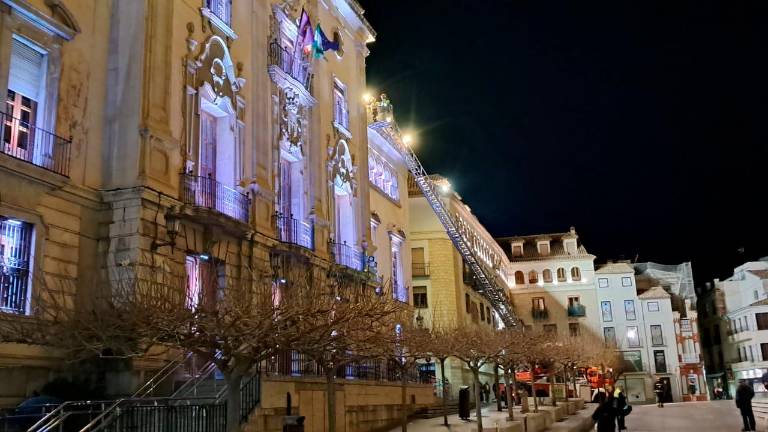 Caen cascotes del Ayuntamiento por el viento y los Bomberos intervienen Caen cascotes del Ayuntamiento por el viento y los Bomberos intervienen