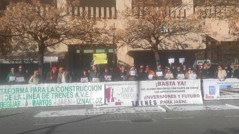 Jaén Merece Más y CCOO se concentran por unas mejores condiciones del ferrocarril Jaén Merece Más y CCOO se concentran por unas mejores condiciones del ferrocarril