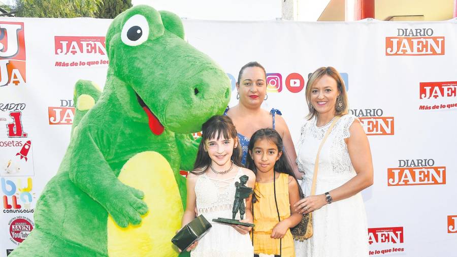<i>Ana María Gómez, adjunta a la Dirección de Diario JAÉN de Proyectos y Talento, con dos alumnas y su maestra del Colegio Camilo José Cela de La Caleruela de Villacarrillo (Premio a la Participación) y Oli.</i> <i>Ana María Gómez, adjunta a la Dirección de Diario JAÉN de Proyectos y Talento, con dos alumnas y su maestra del Colegio Camilo José Cela de La Caleruela de Villacarrillo (Premio a la Participación) y Oli.</i>