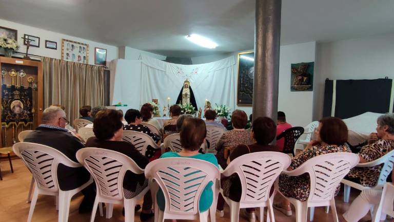 Flores, rezos y mujeres que sostienen la fe en Pozo Alcón Flores, rezos y mujeres que sostienen la fe en Pozo Alcón