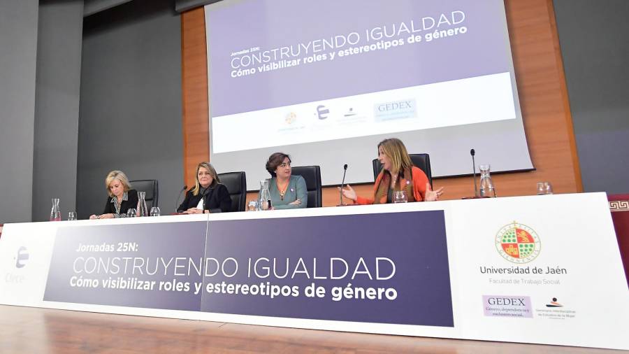 <i>María Luisa del Moral, Ángeles Isac, Yolanda de la Fuente y Daniela Macías, en la mesa redonda. / Agustín Muñoz /Diario JAÉN.</i> <i>María Luisa del Moral, Ángeles Isac, Yolanda de la Fuente y Daniela Macías, en la mesa redonda. / Agustín Muñoz /Diario JAÉN.</i>