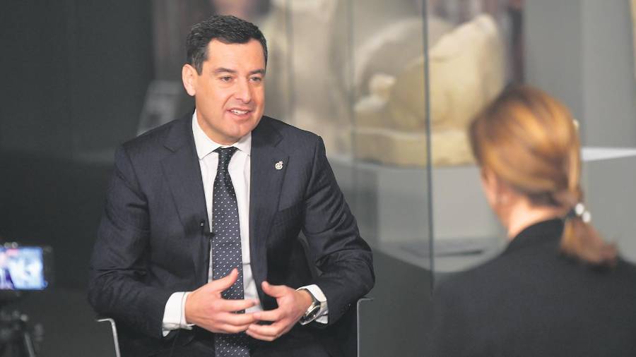 <i>Juanma Moreno responde a una de las preguntas de Manuela Rosa. / Agustín Muñoz / Diario JAÉN.</i> <i>Juanma Moreno responde a una de las preguntas de Manuela Rosa. / Agustín Muñoz / Diario JAÉN.</i>