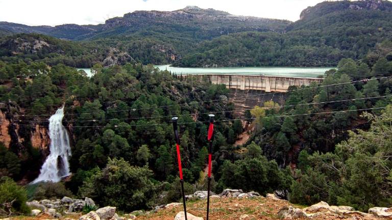 La Cascada de la Osera: Un salto de agua de 130 metros La Cascada de la Osera: Un salto de agua de 130 metros