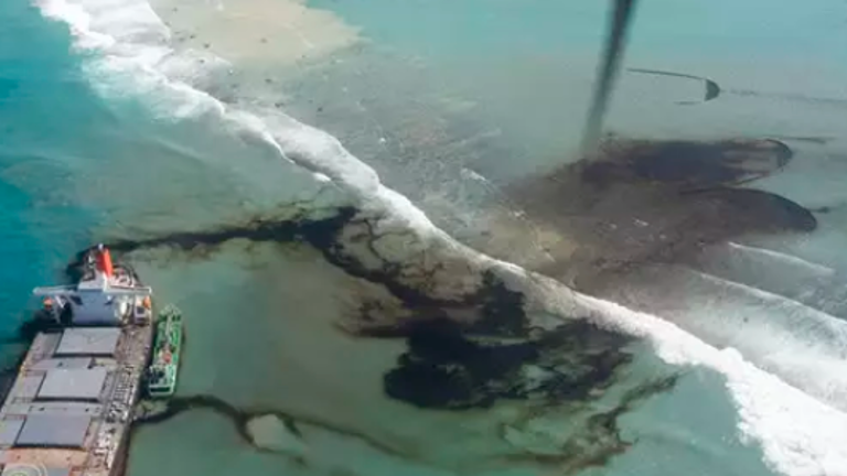 Las malas condiciones meteorológicas retrasan las labores de remolque del carguero encallado en Mauricio Las malas condiciones meteorológicas retrasan las labores de remolque del carguero encallado en Mauricio