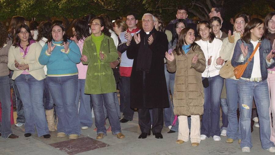 <i><b>AÑO 2005.</b></i><i> Ramón del Hoyo López junto a un grupo de jóvenes en la vigilia de la Inmaculada, celebrada ese diciembre en la plaza de Santa María de la capital jiennense.</i>