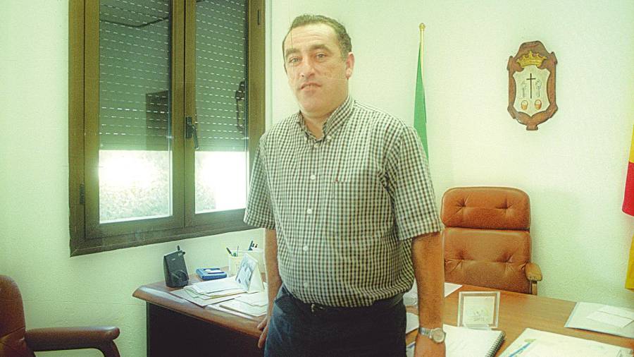 <i>AÑO 2000. Diego Plaza Martínez, en el despacho de la Alcaldía de Peal de Becerro cuando presentaba a Diario JAÉN las fiestas en honor de Nuestra Señora de la Encarnación. / Archivo Diario JAÉN.</i> <i>AÑO 2000. Diego Plaza Martínez, en el despacho de la Alcaldía de Peal de Becerro cuando presentaba a Diario JAÉN las fiestas en honor de Nuestra Señora de la Encarnación. / Archivo Diario JAÉN.</i>
