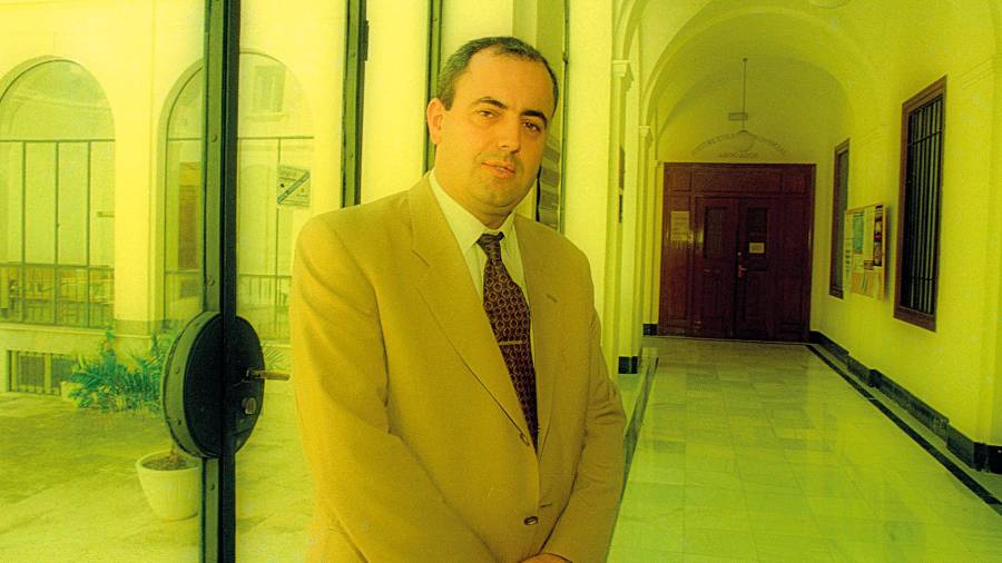 <i>Fotografía tomada en los pasillos de la Audiencia Provincial de Jaén en el año 1999, tras ser elegido por sus compañeros juez decano de Jaén, cargo en el que estaría hasta 2005. / Archivo Histórico Diario JAÉN. </i> $!<i>Fotografía tomada en los pasillos de la Audiencia Provincial de Jaén en el año 1999, tras ser elegido por sus compañeros juez decano de Jaén, cargo en el que estaría hasta 2005. / Archivo Histórico Diario JAÉN. </i>