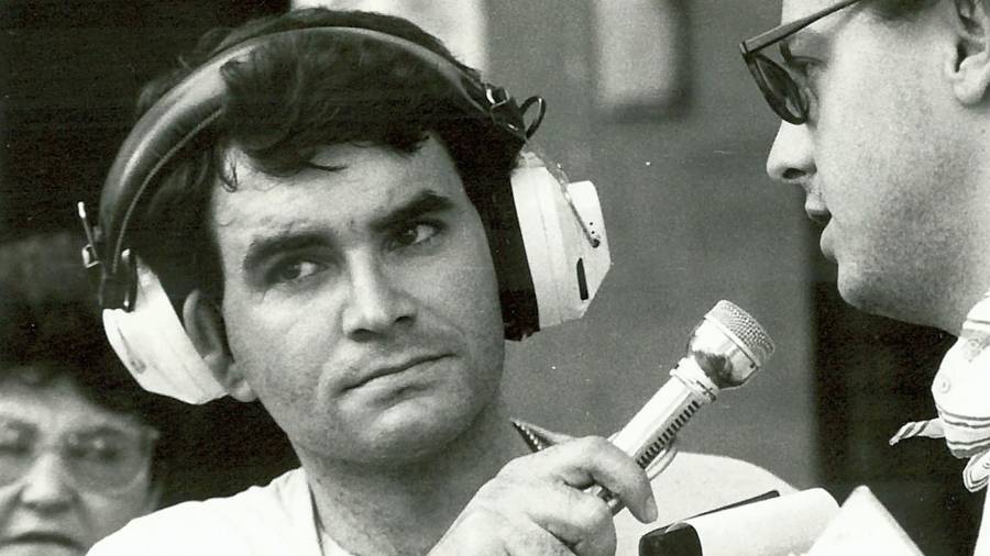 <i>Como reportero de radio cubriendo la Ruta del Olivo, un referente del ciclismo nacional que organizaban los hermanos Quitós y a la que venían deportistas de medio mundo. / Archivo Histórico Diario JAÉN. </i> $!<i>Como reportero de radio cubriendo la Ruta del Olivo, un referente del ciclismo nacional que organizaban los hermanos Quitós y a la que venían deportistas de medio mundo. / Archivo Histórico Diario JAÉN. </i>