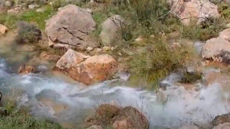 Cuenca, la aldea de Jaén de las 7 fuentes y una cascada Cuenca, la aldea de Jaén de las 7 fuentes y una cascada