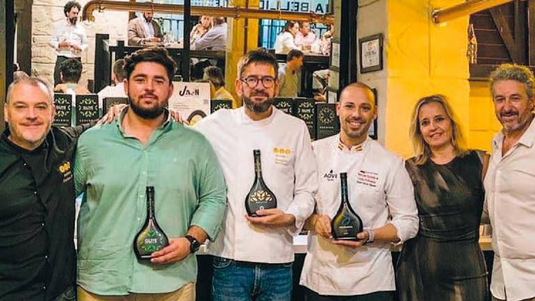 Carlos Cobo, José María Chica, Joaquín Machuca, Daniel García, Esther Fernández y José Chica junto a varios ejemplares de O.Live.