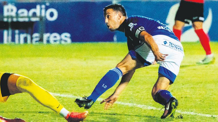 <i>Hugo Díaz remata un balón anrte el Sanse. / Serendipia.</i> <i>Hugo Díaz remata un balón anrte el Sanse. / Serendipia.</i>