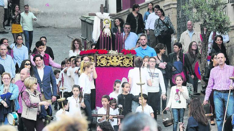 Las procesiones de los niños abren la festividad Las procesiones de los niños abren la festividad