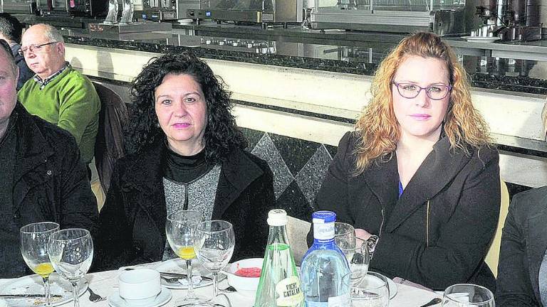 Los asistentes al acto Los asistentes al acto