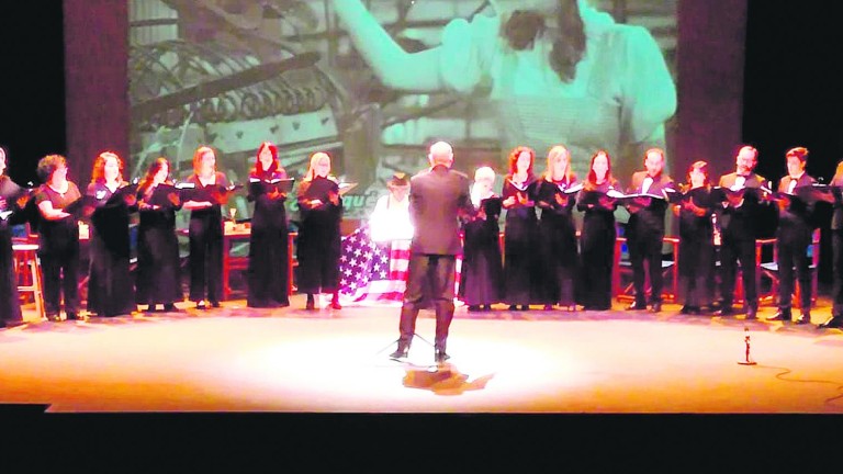 Las voces del Coro Ciudad de Jaén cantan a América
