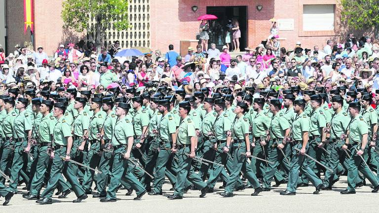 La Academia despide con honores a la promoción más numerosa del último lustro