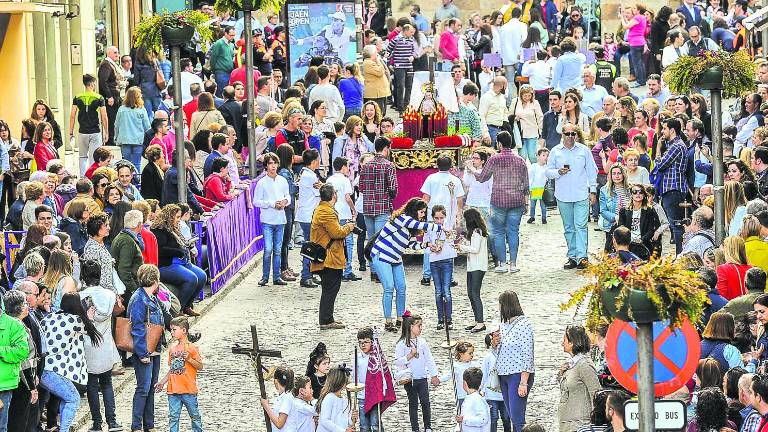 La devoción infantil se hace grande La devoción infantil se hace grande