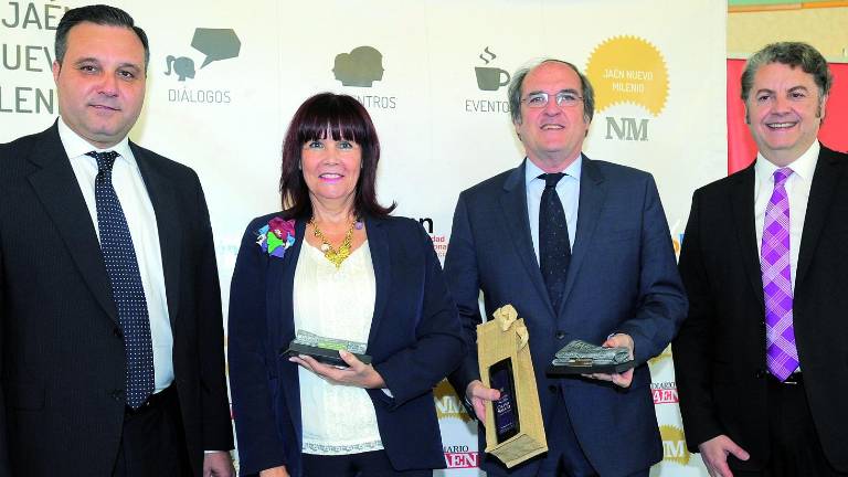 Pisapapeles del diario de referencia y aceite de oliva virgen en agradecimiento Pisapapeles del diario de referencia y aceite de oliva virgen en agradecimiento
