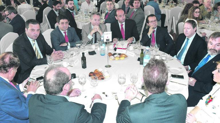 Los asistentes al acto Los asistentes al acto