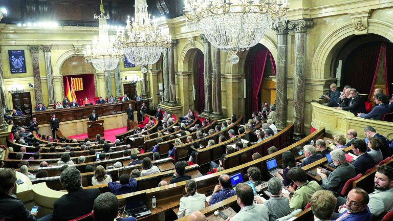 Puigdemont declara una independencia “a plazos” para apelar al diálogo