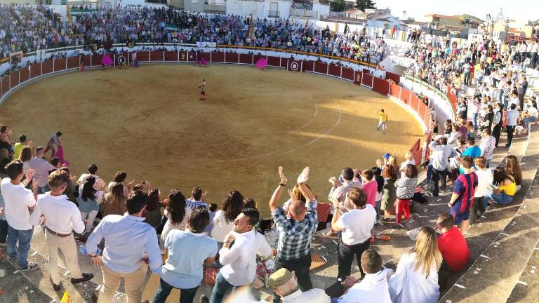Navas llena de olés su nueva plaza Navas llena de olés su nueva plaza