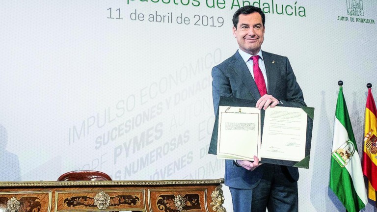 Moreno Bonilla firma la rebaja fiscal que “beneficia a todos”